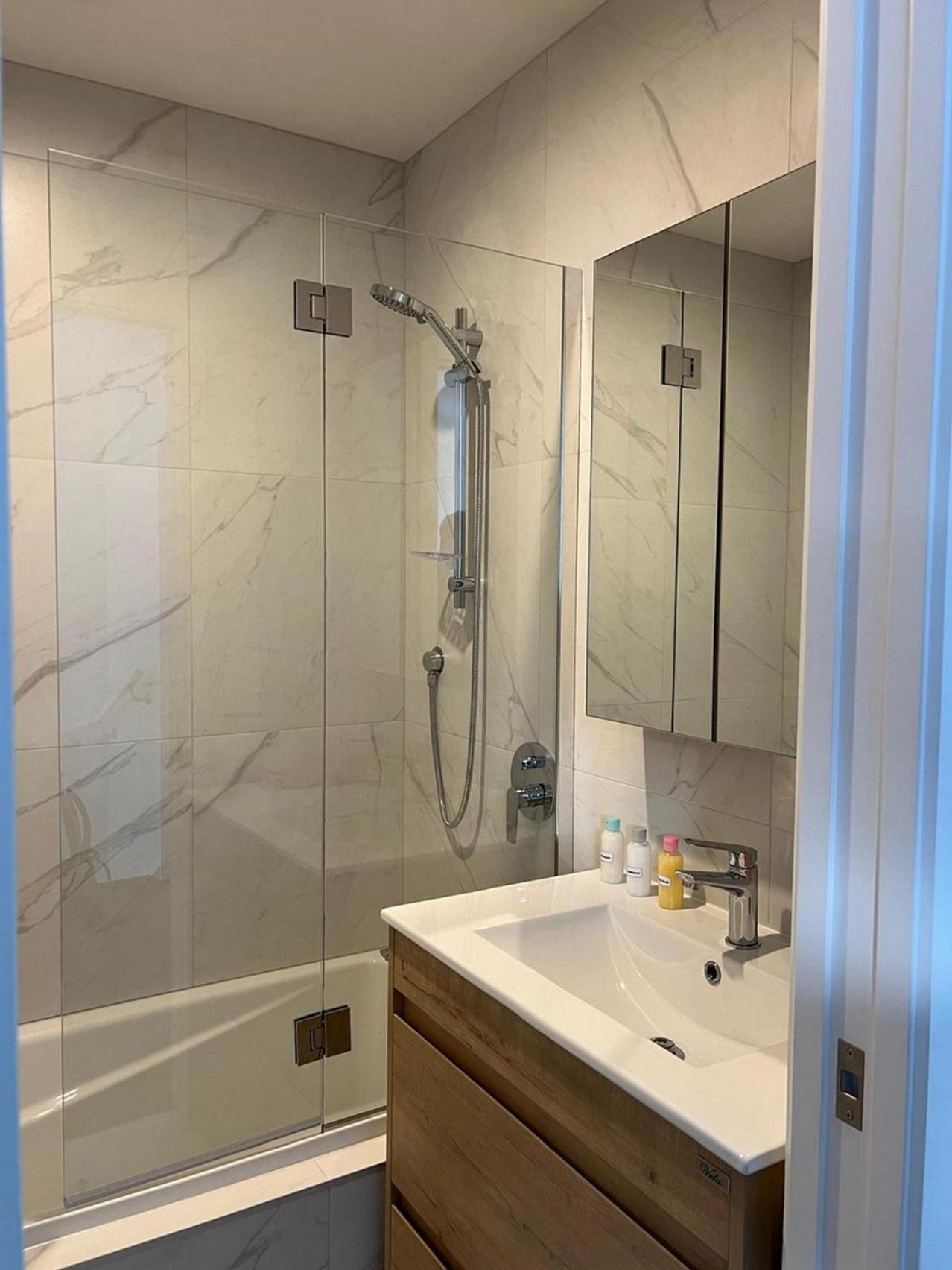 Central Modern 3-Bedroom,3- Bathroom House With Patio And Carpark- Lower Hutt City Centre 외부 사진
