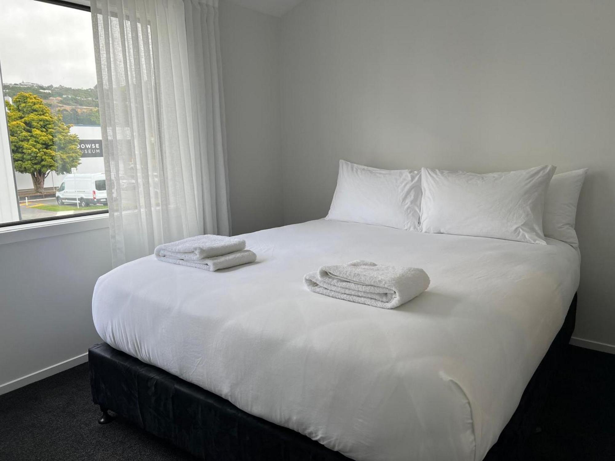 Central Modern 3-Bedroom,3- Bathroom House With Patio And Carpark- Lower Hutt City Centre 외부 사진